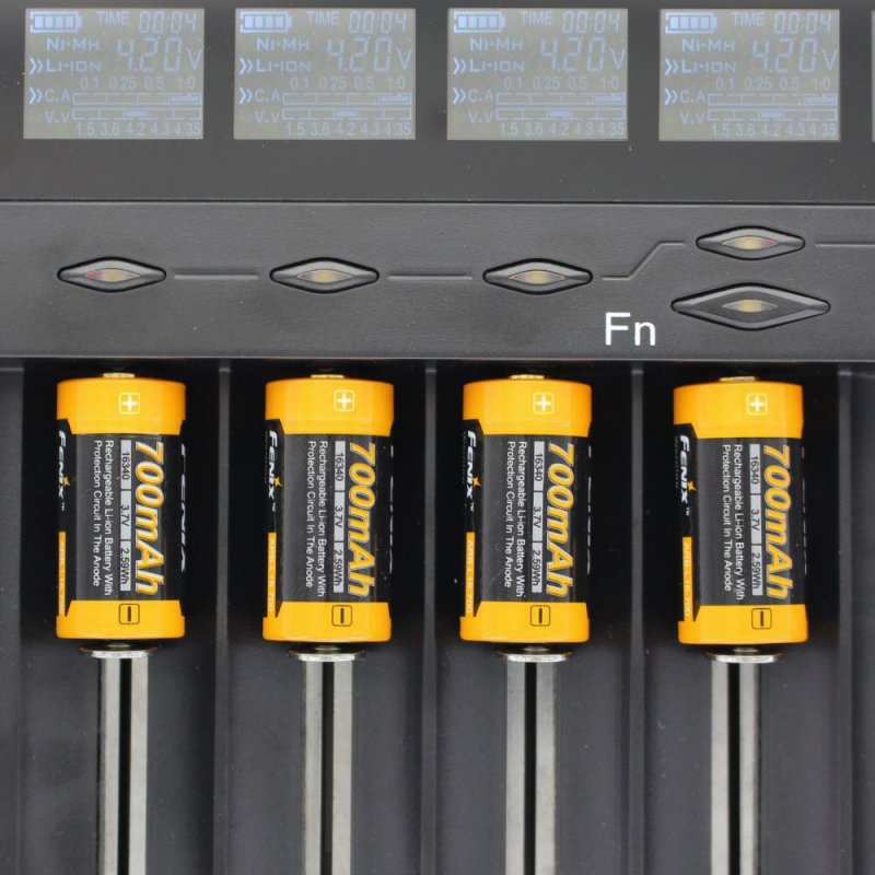 AccuCell 8fach Schnell-Ladegerät und 8 Stück CR123 A Li-Ion Akku mit 3,7 Volt, 760mAh