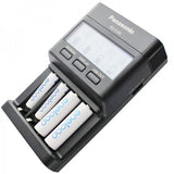 Panasonic eneloop Ladegerät BQ-CC65 inkl. LCD-Display, 4 eneloop Pro AAA Micro, AccuCell Box Blue